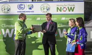 Galán entrega a Hill, consejero delegado de la COP26, el manifiesto