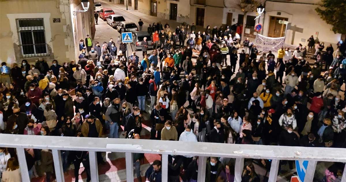 Concentración por la brutal agresión a una niña de 16 años en Igualada