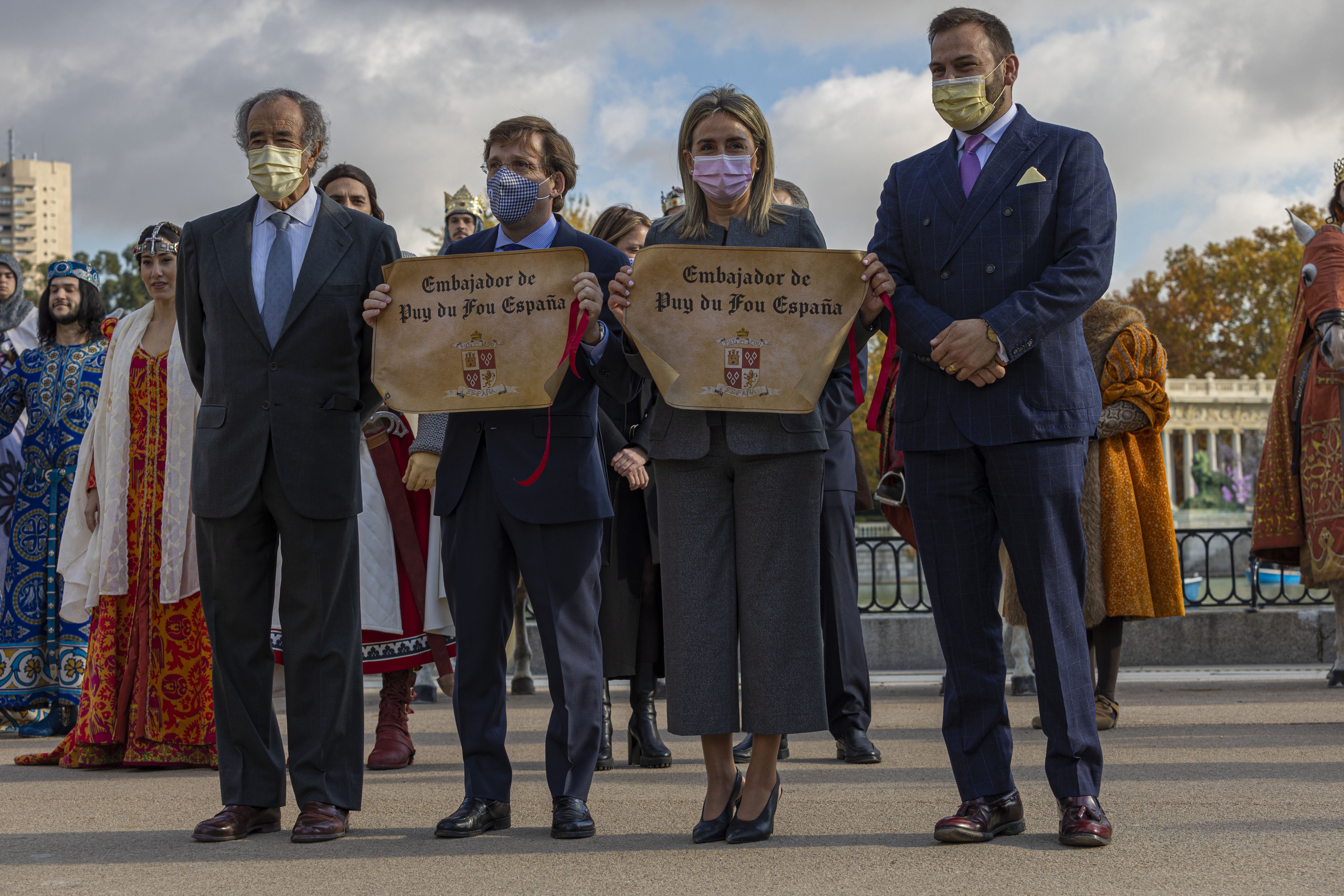 Jesús Sainz, vicepresidente del parque, junto al alcalde de Madrid, José Luis Martínez-Almeida, la alcaldesa de Toledo, Milagros Tolón, y el CEO de Puy du Fou España, Erwan de la Villéon, durante la presentación en el parque del Retiro, en Madrid Jesús Sainz, vicepresidente del parque, junto al alcalde de Madrid, José Luis Martínez-Almeida, la alcaldesa de Toledo, Milagros Tolón, y el CEO de Puy du Fou España, Erwan de la Villéon, durante la presentación en el parque del Retiro, en Madrid