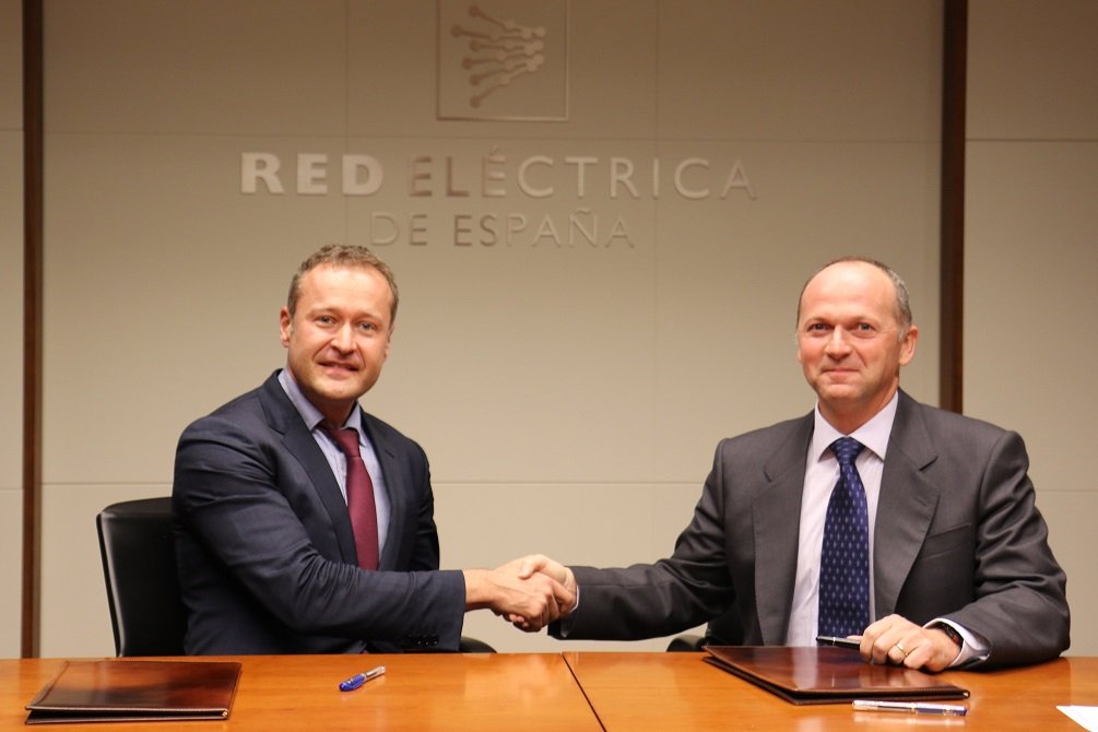 El responsable europeo de infraestructuras de KKR, Oleg Shamovsky, y el CEO de Red Eléctrica, Roberto García Merino, han escenificado la firma de la compraventa del 49% de KKR