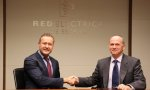 El responsable europeo de infraestructuras de KKR, Oleg Shamovsky, y el CEO de Red Eléctrica, Roberto García Merino, han escenificado la firma de la compraventa del 49% de KKR