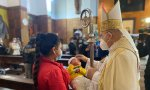 El Cardenal de Madrid Don Carlos Osoro ha presidido los bautizos de niños procedentes de las “colas del hambre” de Fundación Madrina en la parroquia Santa María Micaela