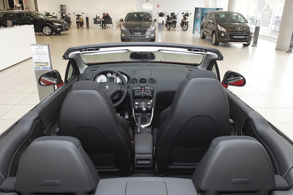 2021 ha cerrado con 859.477 turismos y todoterrenos vendidos, un 32% menos que en 2019, cuando ascendieron a 1,25 millones