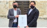 Pablo Lora (izquierda), consiliario de la Agrupación de Cofradías de Aguilar, anuncia que los vecinos de Aguilar tendrán pronto una nueva cruz en la plaza de las Descalzas