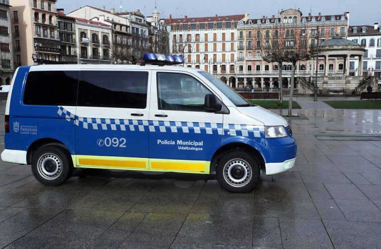 La Policía Municipal de Pamplona ha emitido una orden de búsqueda y captura contra un ciudadano argelino de 32 años, acusado de la presunta violación de una menor de 16 años en el barrio de la Chantrea