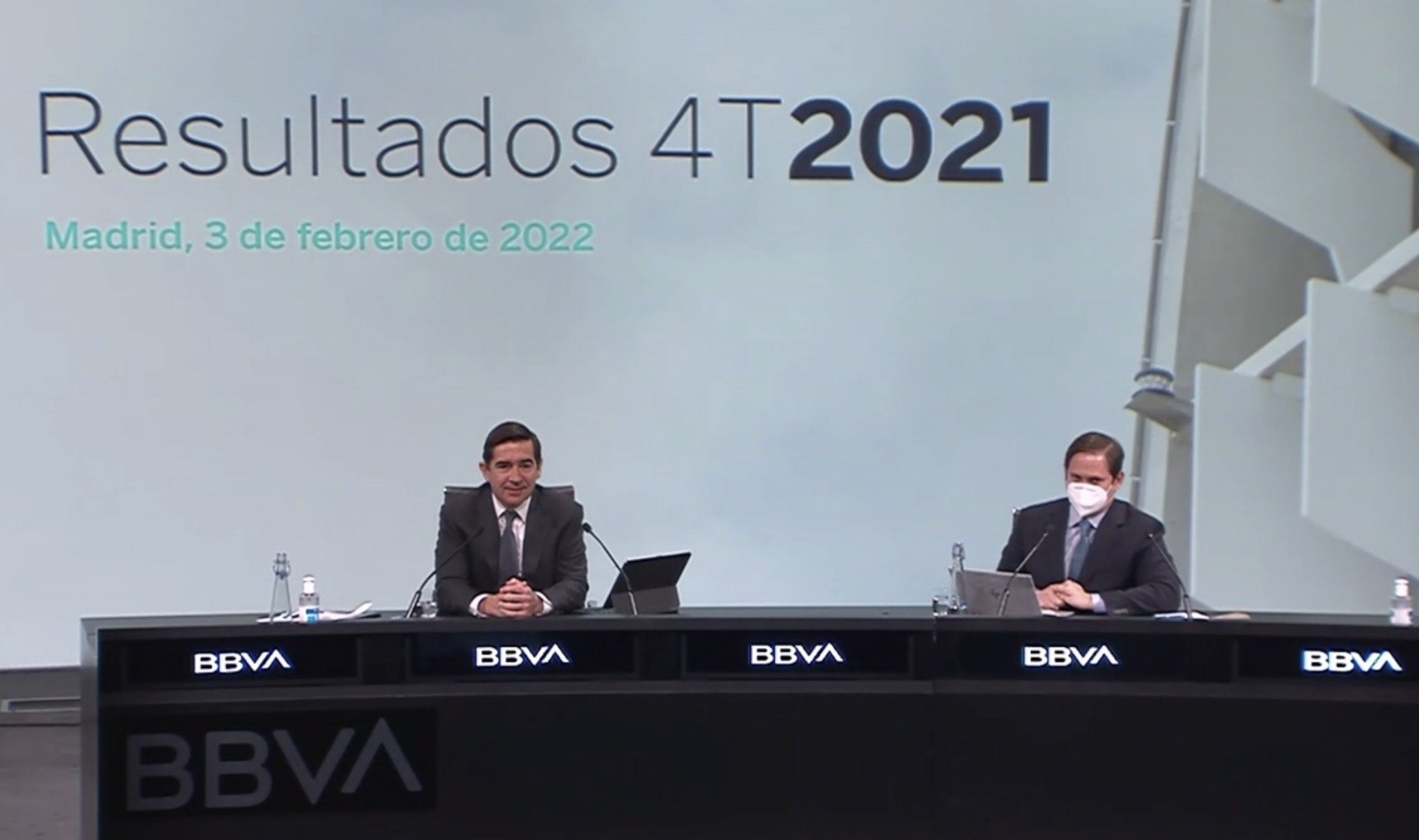Carlos Torres y el Dircom del banco, Paul Tobin, en la sede del banco. El CEO Onur Genç participó desde su casa al estar confinado