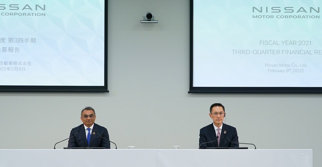 Ashwani Gupta, director de Operaciones de Nissan, y Stephen Ma, director financiero, en la presentación de las últimas cifras
