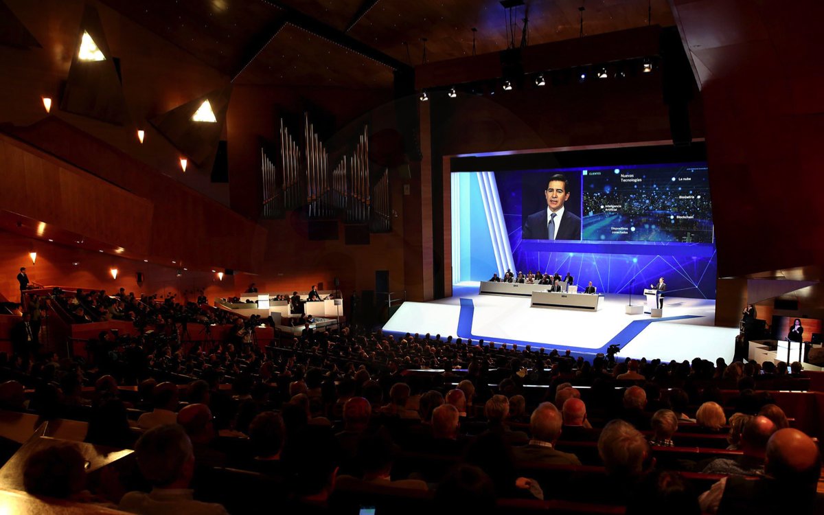 La junta de accionistas es el foro en el que los minoritarios pueden preguntar directamente al presidente o mostrar su rechazo por la gestión La junta de accionistas es el foro en el que los minoritarios pueden preguntar directamente al presidente o mostrar su rechazo por la gestión