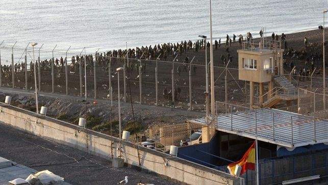 La valla de Ceuta sólo mide 10 metros y no impidió la invasión de decenas de miles de marroquíes a través del mar hace unas semanas La valla de Ceuta sólo mide 10 metros y no impidió la invasión de decenas de miles de marroquíes a través del mar hace unas semanas