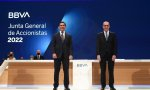 Carlos Torres y Onur Genç, momentos antes de comenzar la Junta de 2022, celebrada en Bilbao
