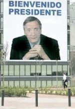 pancarta bienvenido presidente dedicada a Néstor Kirchner en 2006 en Madrid