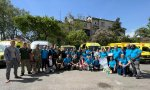Miembros de la Asociación de Voluntarios de CaixaBank, Mensajeros de la Paz y de la Fundación Convento de Santa Clara con las ambulancias obtenidas en el Reto 30x15