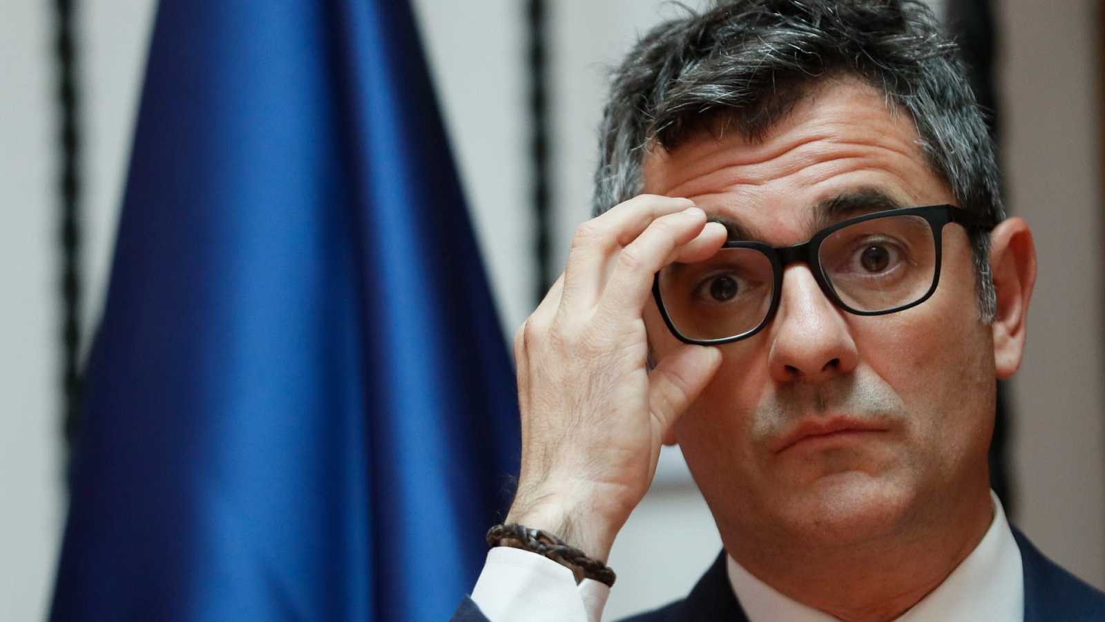 Don Félix: puede usted dimitir por malo, por tonto o por su doble condición. En cualquier caso, ¿por qué no dimites? Don Félix: puede usted dimitir por malo, por tonto o por su doble condición. En cualquier caso, ¿por qué no dimites?