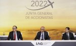 Luis Gallego, CEO; Javier Ferrán, presidente; y Álvaro López-Jorrín, secretario del Consejo de Administración de IAG; durante una tranquila Junta de Accionistas