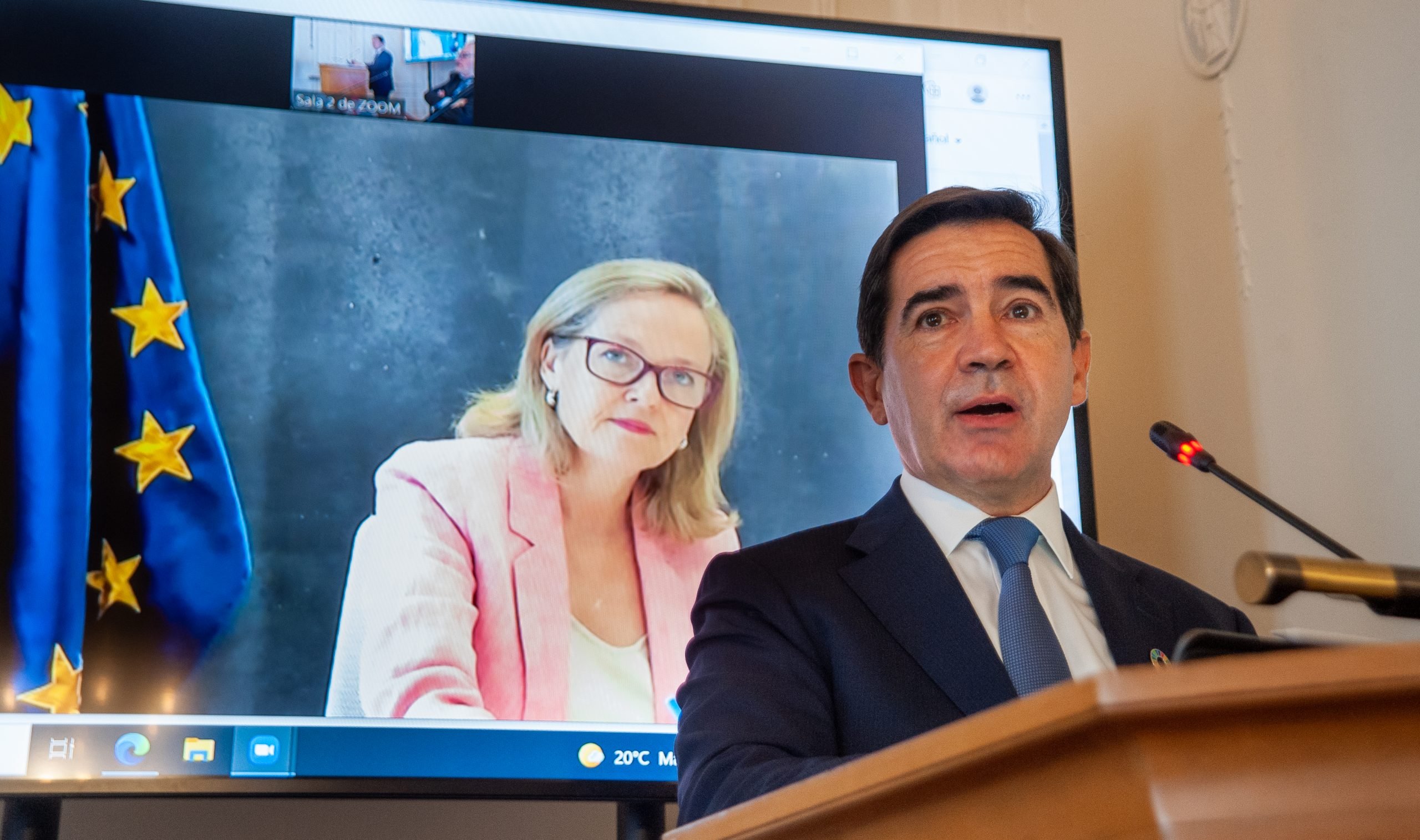 Carlos Torres, bajo la atenta mirada 'digital' de Nadia Calviño Carlos Torres, bajo la atenta mirada 'digital' de Nadia Calviño