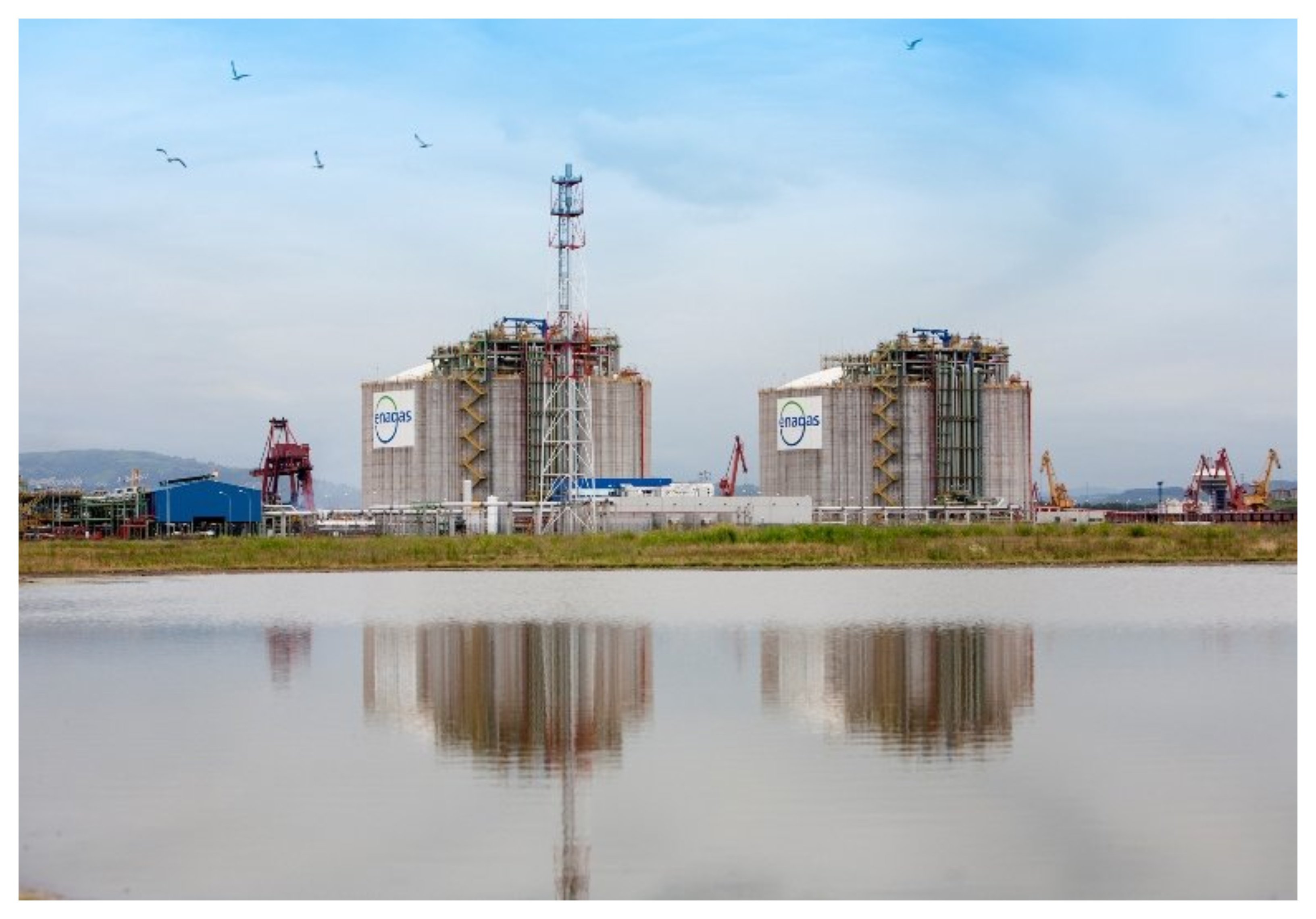 La regasificadora situada en el puerto de El Musel, en Gijón, lleva hibernada desde 2012, pero tiene más cerca su puesta en marcha: entrará en funcionamiento en seis u ocho meses