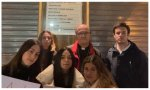El obispo de Alicante, José Ignacio Munilla, con jóvenes de 40 Días por la Vida que rezan ante el abortorio local