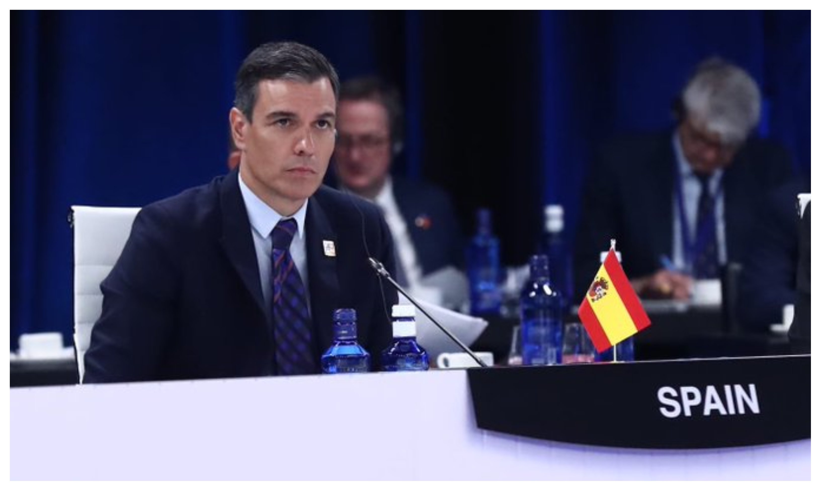 Se nos escapa la bandera del puesto de Pedro Sánchez, otra vez, al revés