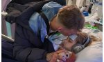 El hermano de Archie le besa en la cabeza mientras el pequeño permanece en el hospital