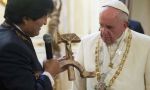 Miserable Evo: le regala al Papa un crucifijo blasfemo