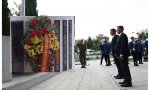 Sánchez homenajea a los soldados caídos en Mostar con una corona con la inscripción: "El presidente del Gobierno"