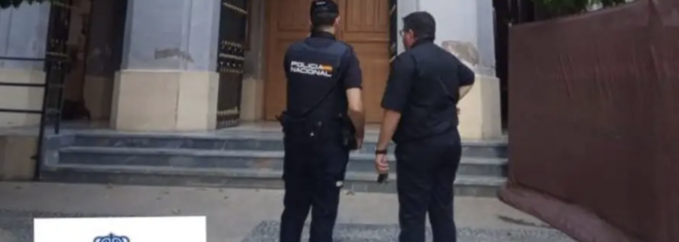 Agentes de policía a las puertas de la Iglesia de San Bartolomé en Murcia