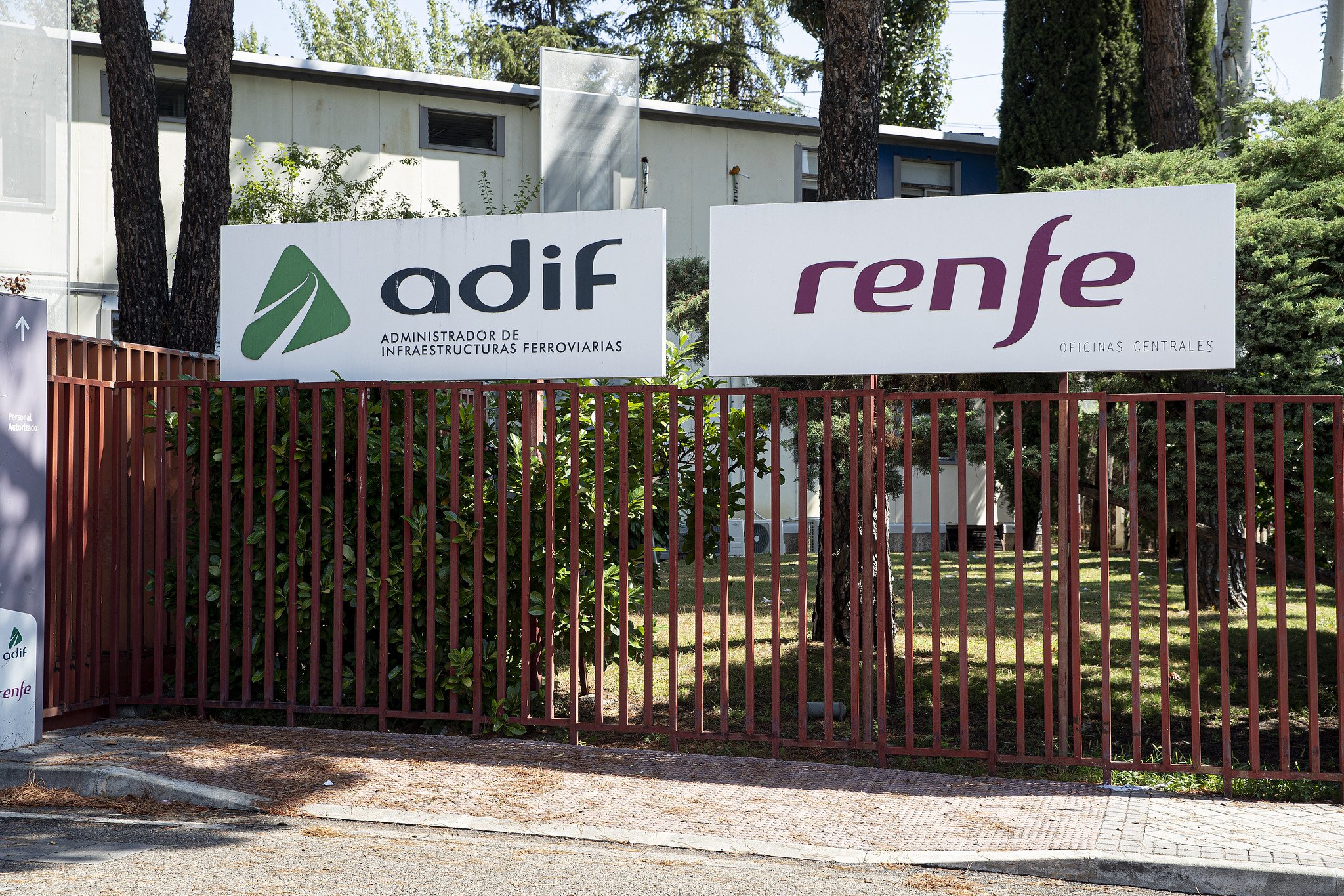 Ni Renfe ni Adif ni la maquinista recibieron aviso del incendio de Bejís