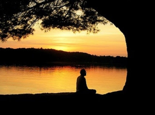 Un sereno silencio lo envolvía todo Un sereno silencio lo envolvía todo