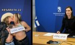  Publicada en TikTok, en la imagen puede verse a dos amigas de Sanna besándose con el torso desnudo, tapándose únicamente el pecho con un cartel de Finlandia