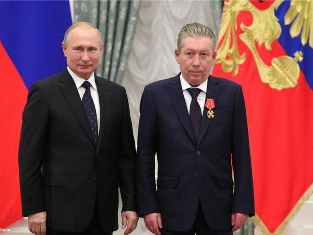 Vladimir Putin junto a Ravil Maganov, que hoy ha fallecido "por suicidio"