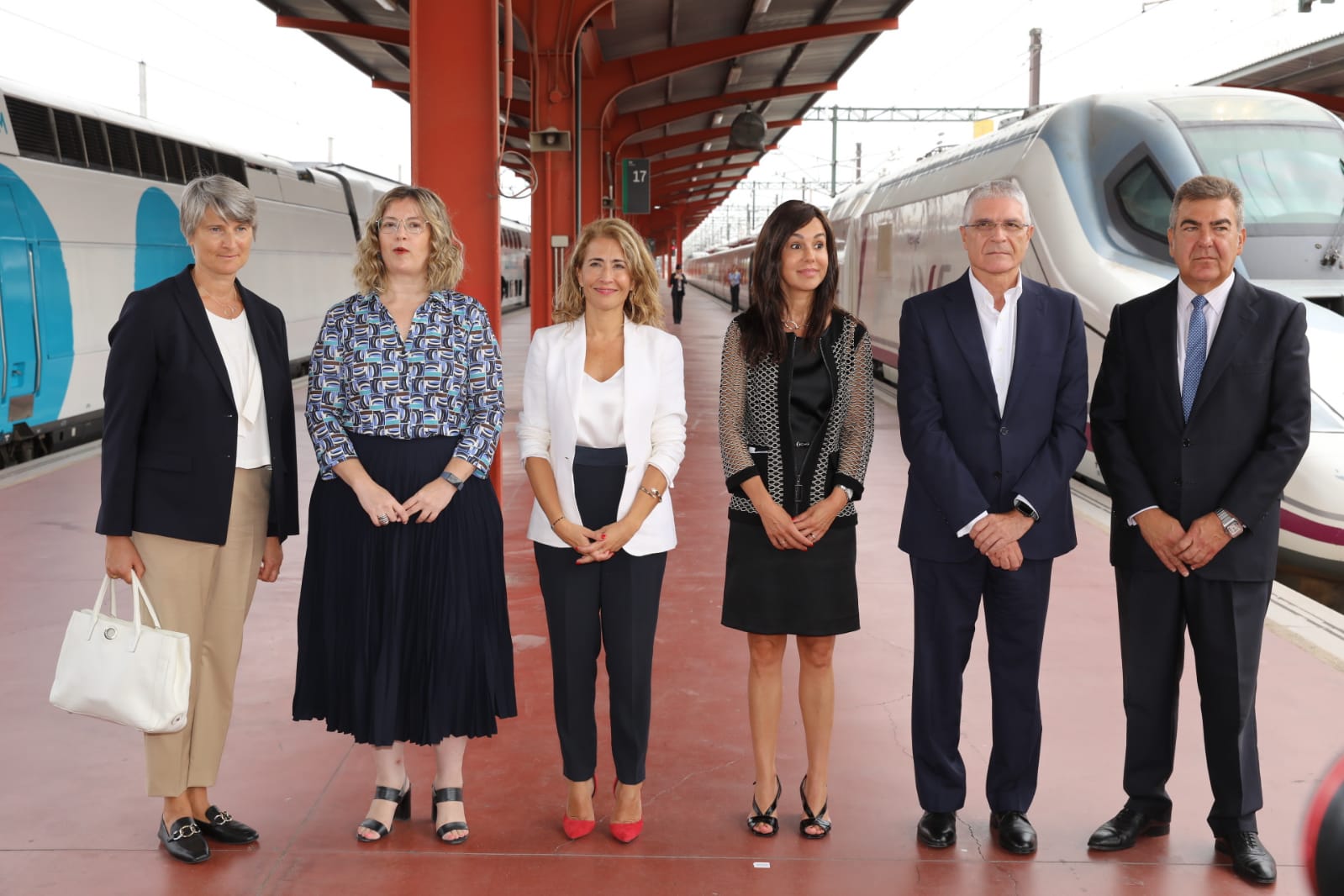 Hélène Valenzuela (Ouigo España), María Luisa Domínguez (Adif), la ministra Raquel Sánchez, la secretaria de Estado Isabel Pardo, Isaías Táboas (Renfe) y Carlos Bertomeu (Iryo)