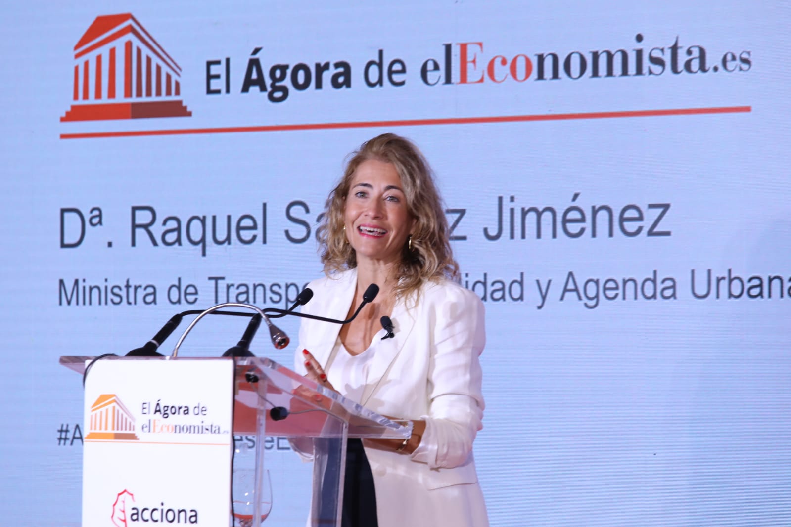 Raquel Sánchez, en campaña electoral, como su jefe, con el que también comparte apellido: Pedro Sánchez Raquel Sánchez, en campaña electoral, como su jefe, con el que también comparte apellido: Pedro Sánchez