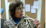 Encarna Grau -de 62 años de edad y la primera profesora de música de trompa con título en España, en 1980-  después de casi cuatro décadas de docencia como interina, se ha quedado sin empleo por no tener el título de valenciano
