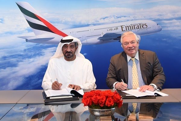 Emirates Airlines juega a doble banda, con Airbus y Boeing, y los 'slots' para seguir primera del ranking