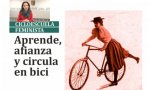 La alcaldesa Sara Hernández (PSOE) enseña a las mujeres a montar en bicicleta