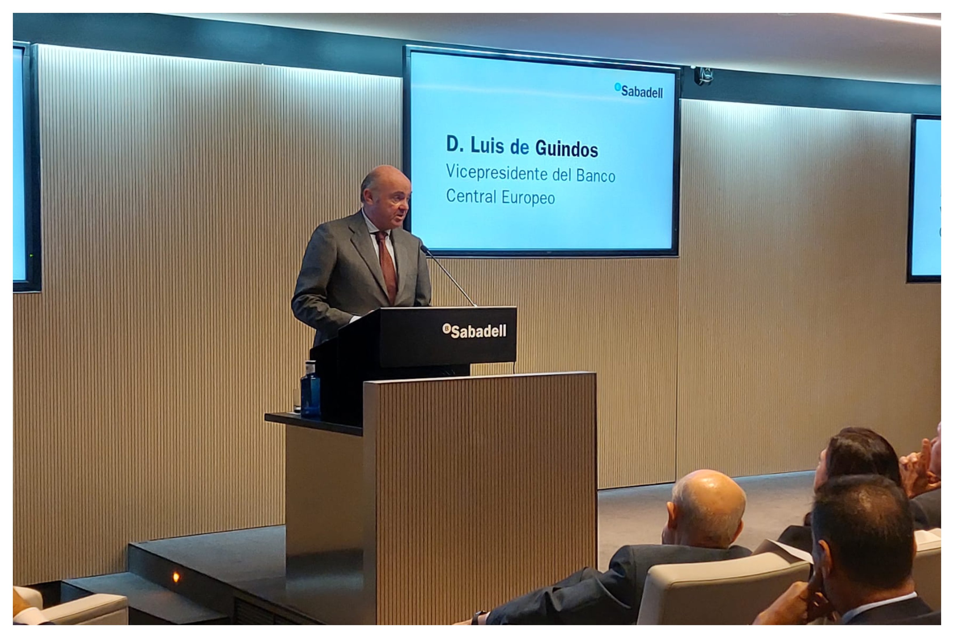 Guindos no habla de bajar impuestos a la clase media sino de subvencionar a los que no tienen empleo, a veces, ni ganas de tenerlo Guindos no habla de bajar impuestos a la clase media sino de subvencionar a los que no tienen empleo, a veces, ni ganas de tenerlo