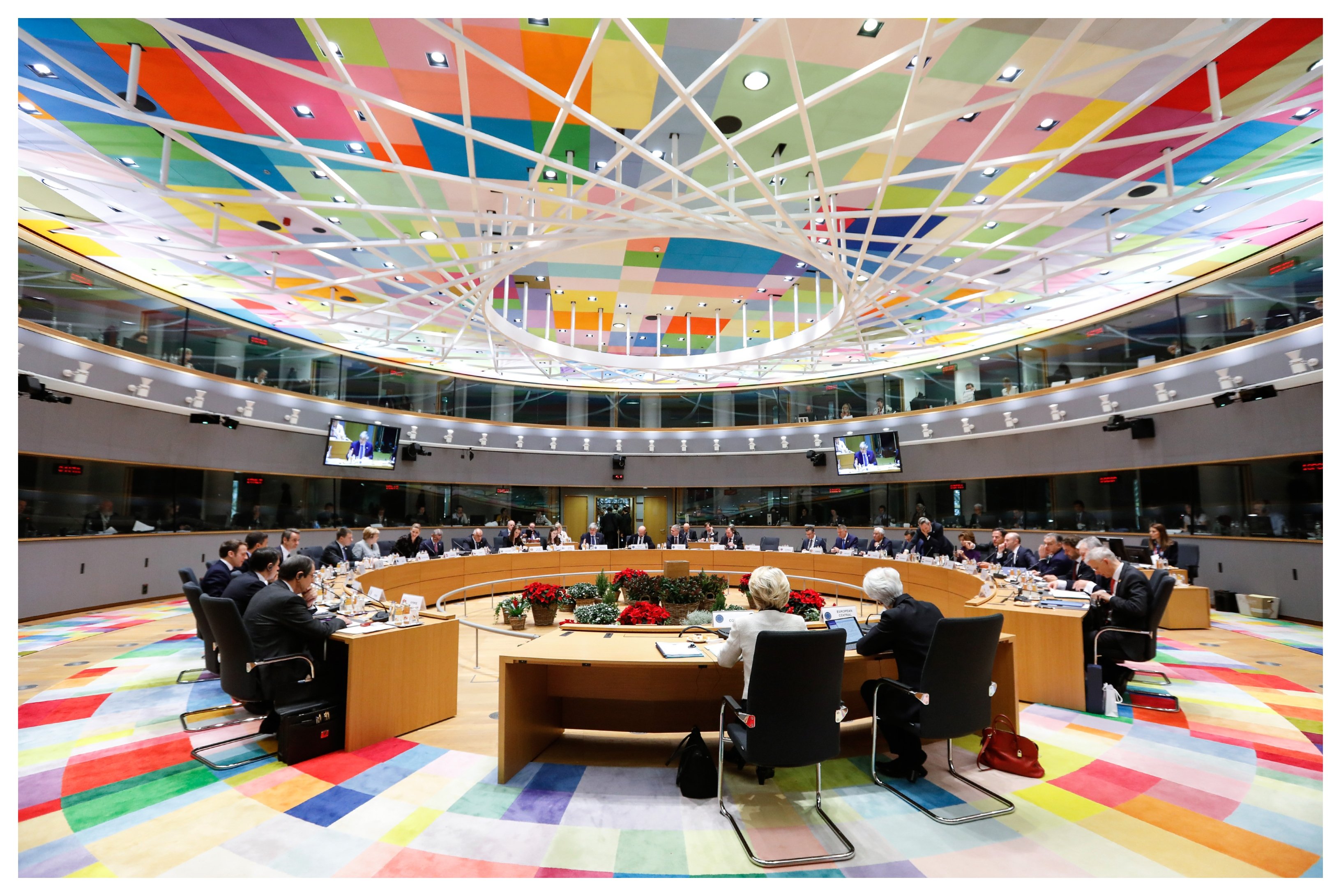 Aunque el presidente del Gobierno asegure lo contrario, ni Europa está imitando a España ni el impuesto a las energéticas -que no a los bancos- que pretende la Comisión Europea tiene algo que ver con el impuestazo de Sánchez Aunque el presidente del Gobierno asegure lo contrario, ni Europa está imitando a España ni el impuesto a las energéticas -que no a los bancos- que pretende la Comisión Europea tiene algo que ver con el impuestazo de Sánchez