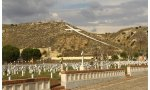 Una gran cruz en la ladera del cerro de San Miguel preside el Cementerio de los Mártires de Paracuellos