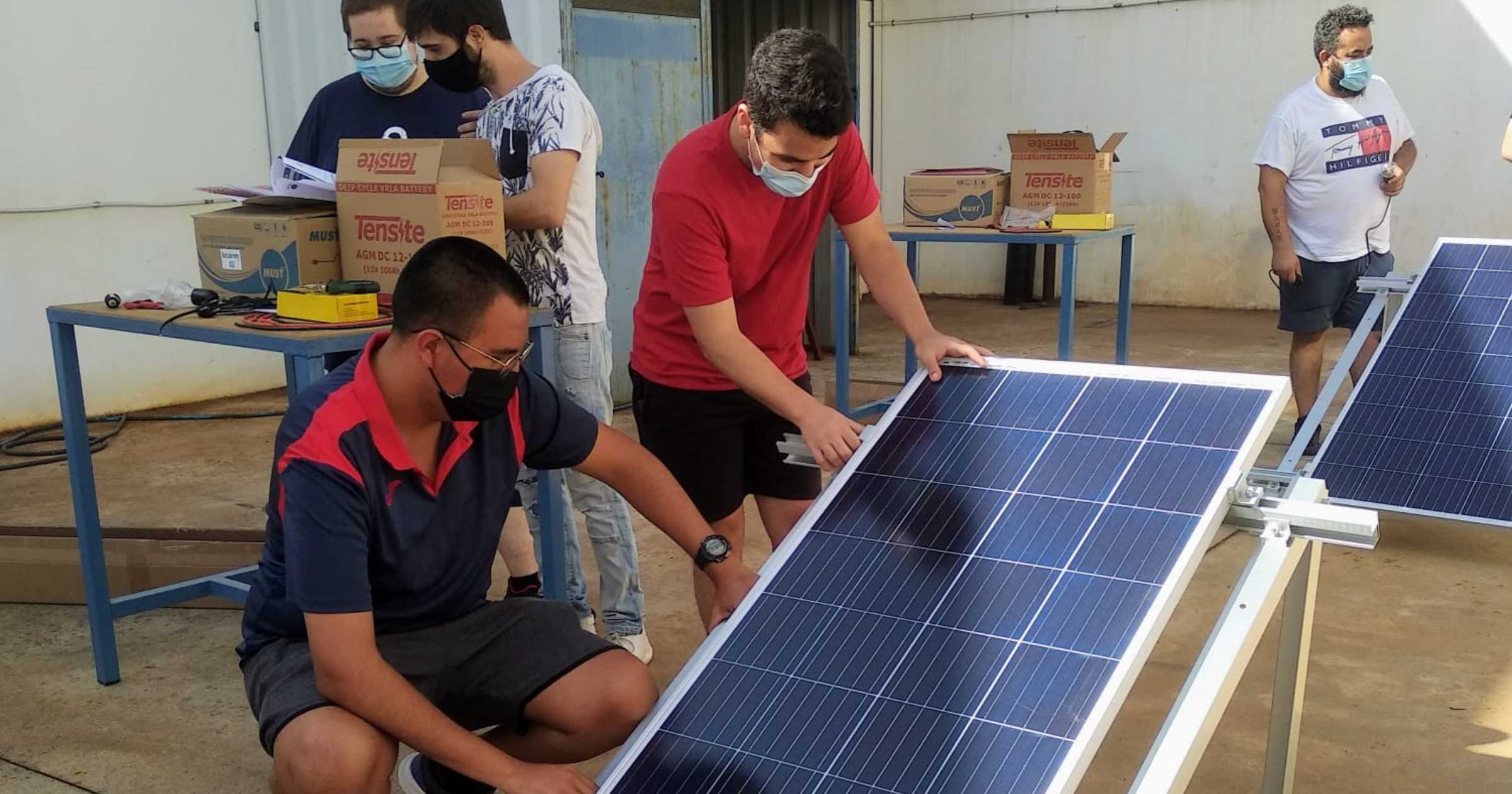 Participantes del curso de montaje de paneles solares impartido en Almendralejo. Participantes del curso de montaje de paneles solares impartido en Almendralejo.