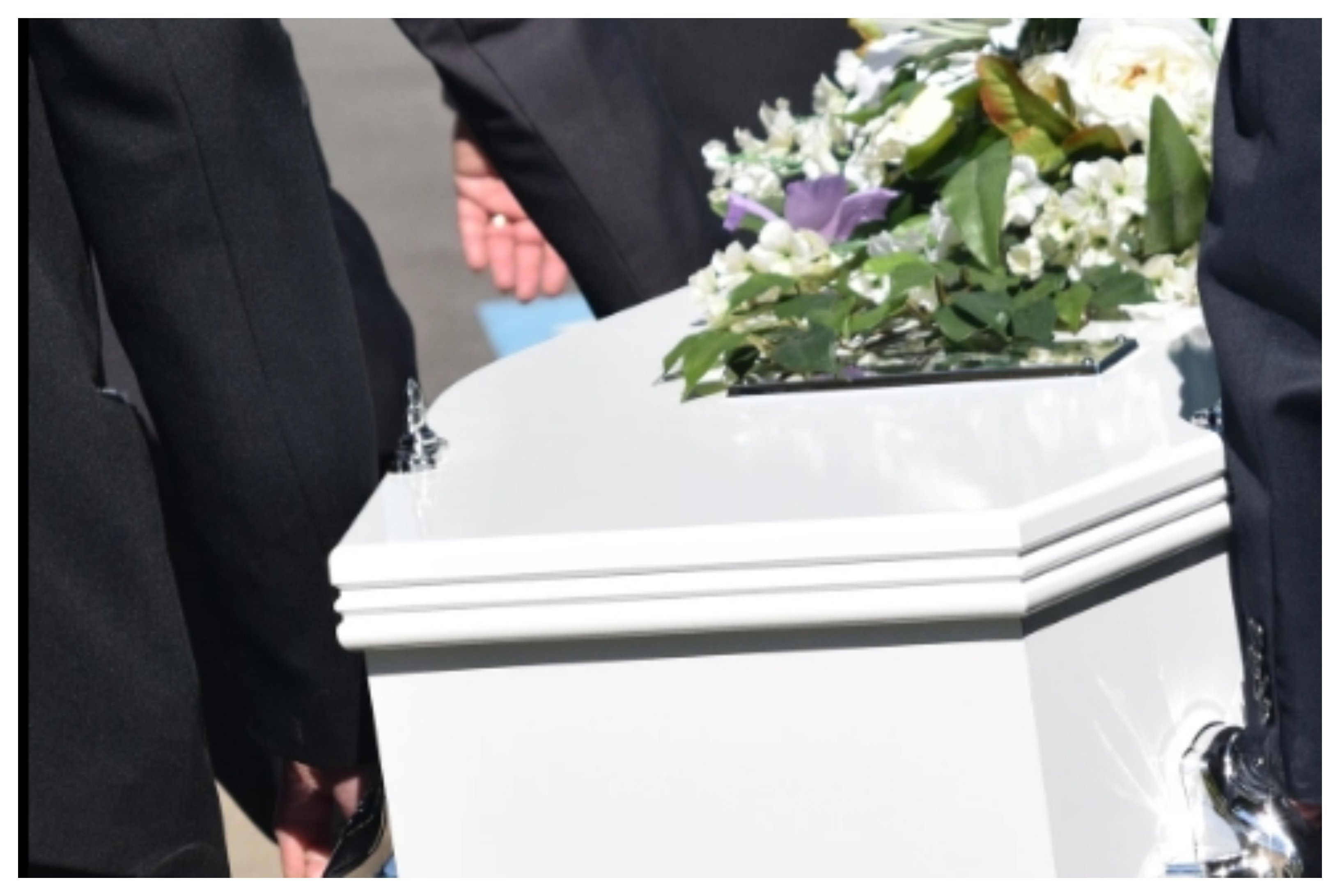 Funeral con un ataud de madera Funeral con un ataud de madera