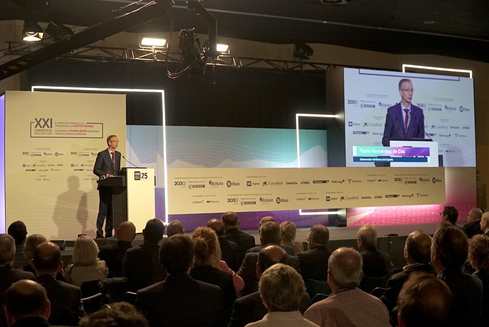 Hernández de Cos reconoce que el BCE ha incidido en los tipos, no en la compra de deuda pública. Lo han hecho por miedo, pero a lo mejor es un error Hernández de Cos reconoce que el BCE ha incidido en los tipos, no en la compra de deuda pública. Lo han hecho por miedo, pero a lo mejor es un error