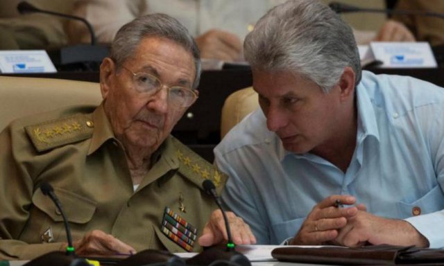 Cuba. Miguel Díaz-Canel, el nuevo presidente-dictador, al lado del tirano veterano, don Raúl Castro