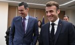 Macron se burla de Sánchez, aunque este último le seguirá dando abrazos y palmaditas en la espalda