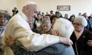 El papa Francisco con mayores y abuelos
