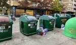 Muchos vecinos de Pamplona terminan dejando la bolsa de basura en el suelo, lo que se denomina “bolseo”