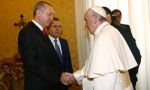 En plena guerra turco-kurda, el Papa le regala a Erdogan un ángel de la paz que "aplasta al demonio de la guerra"