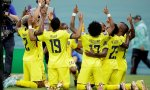 Futbolistas de Ecuador dan gracias a Dios por un gol, arrodillándose en el campo de fútbol
