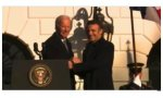 Un apretón de manos de 42 segundos entre Biden y Macrón... ¡Qué sintonía!