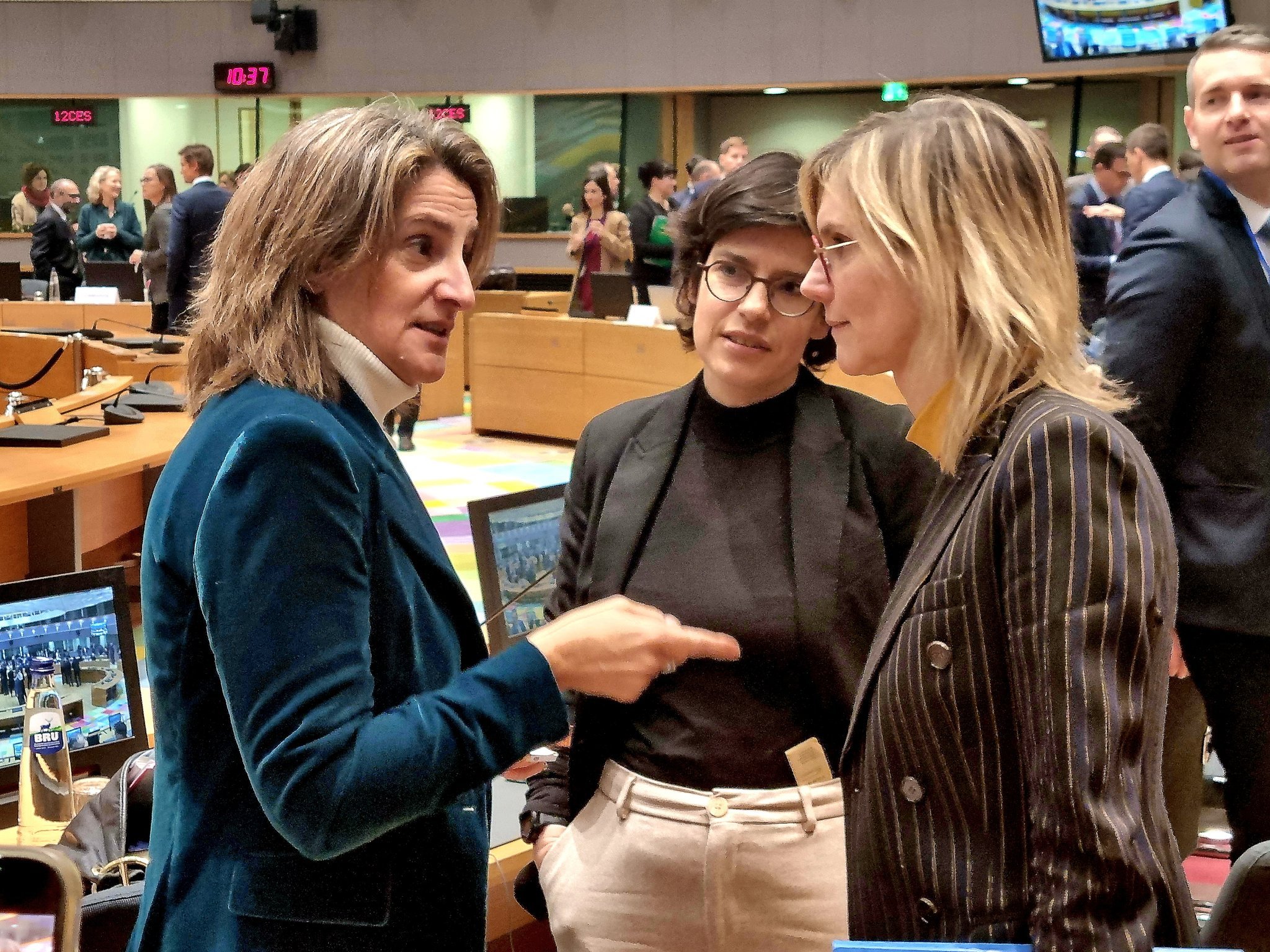 Teresa Ribera, con sus homólogas belga y francesa, Tinne Van der Straeten y Agnes Pannier-Runacher, respectivamente, en la última reunión de ministros de Energía de la UE Teresa Ribera, con sus homólogas belga y francesa, Tinne Van der Straeten y Agnes Pannier-Runacher, respectivamente, en la última reunión de ministros de Energía de la UE