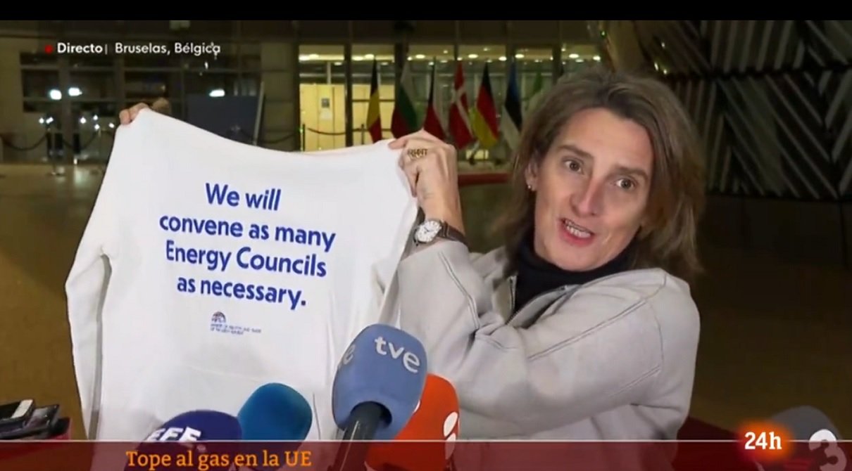 Ribera, muy feliz con su regalo: una sudadera de parte de la presidencia checa Ribera, muy feliz con su regalo: una sudadera de parte de la presidencia checa